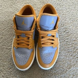 Women’s Nike air Jordan Low 1 - size 9